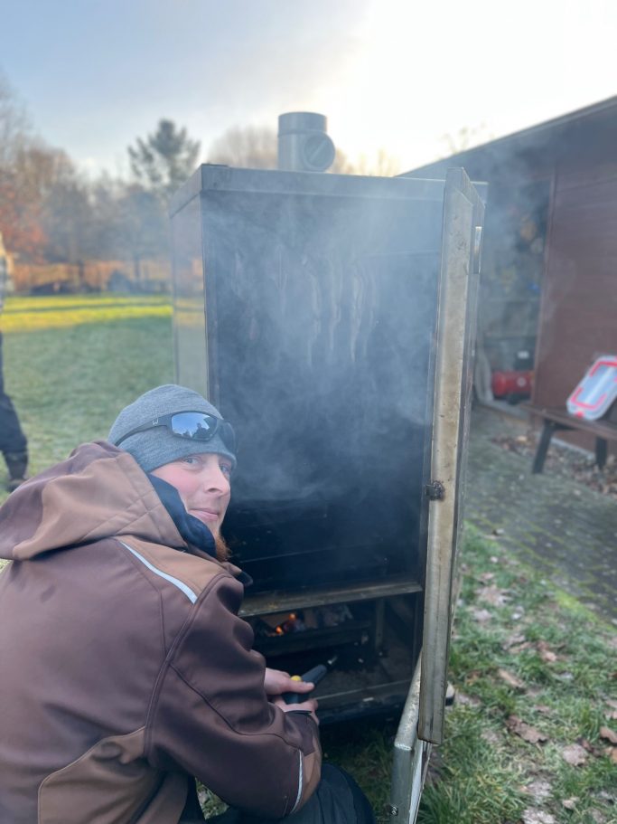 Silvester Abschluss Räucher und Grillparty, Steven in seinem Element