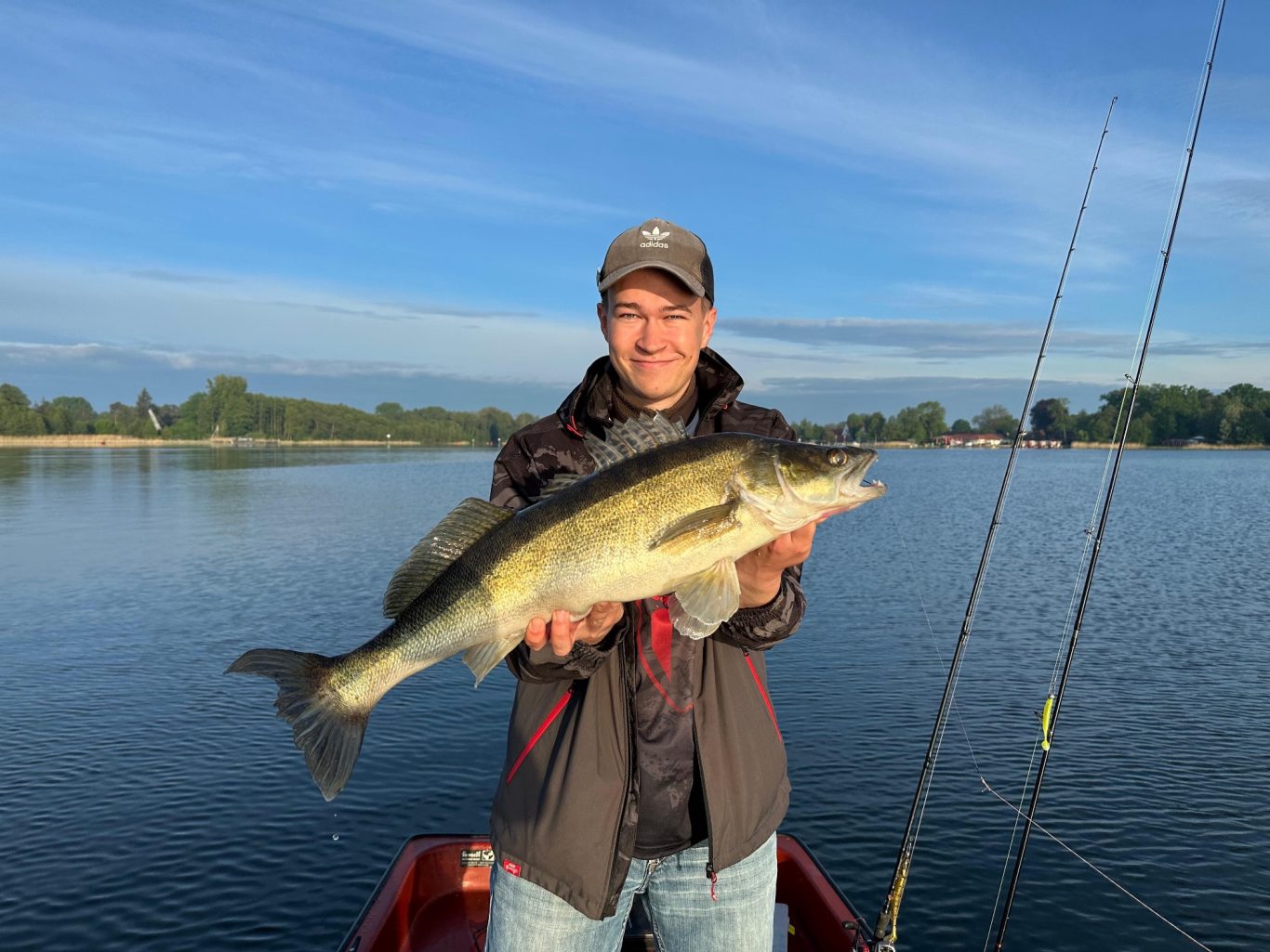 Bild 8. Patrick mit einem 72 cm Traum Zander